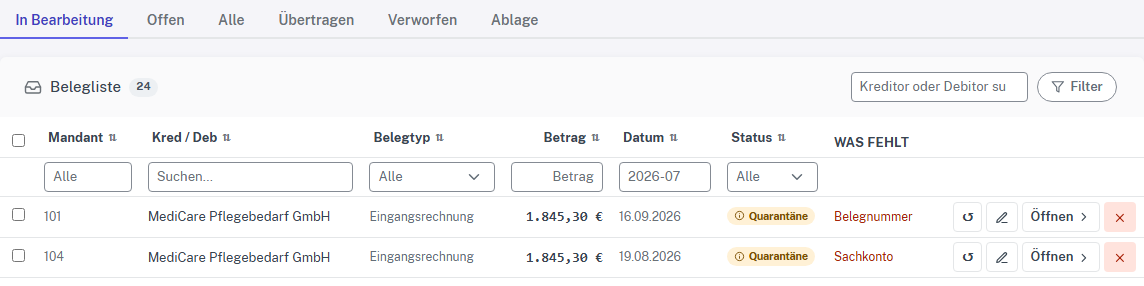 Belegliste im Belegeingang mit den Reitern „In Bearbeitung“, „Offen“, „Alle“, „Übertragen“, „Verworfen“ und „Ablage“, Filtern je Spalte und zwei Eingangsrechnungen im Status „Quarantäne“ mit der Angabe, was noch fehlt – Belegnummer beziehungsweise Sachkonto.